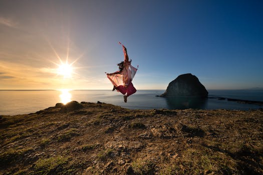 日落时分，一个人优雅地跃上海边的岩石悬崖，在优美的风景中展现出动态的身姿
