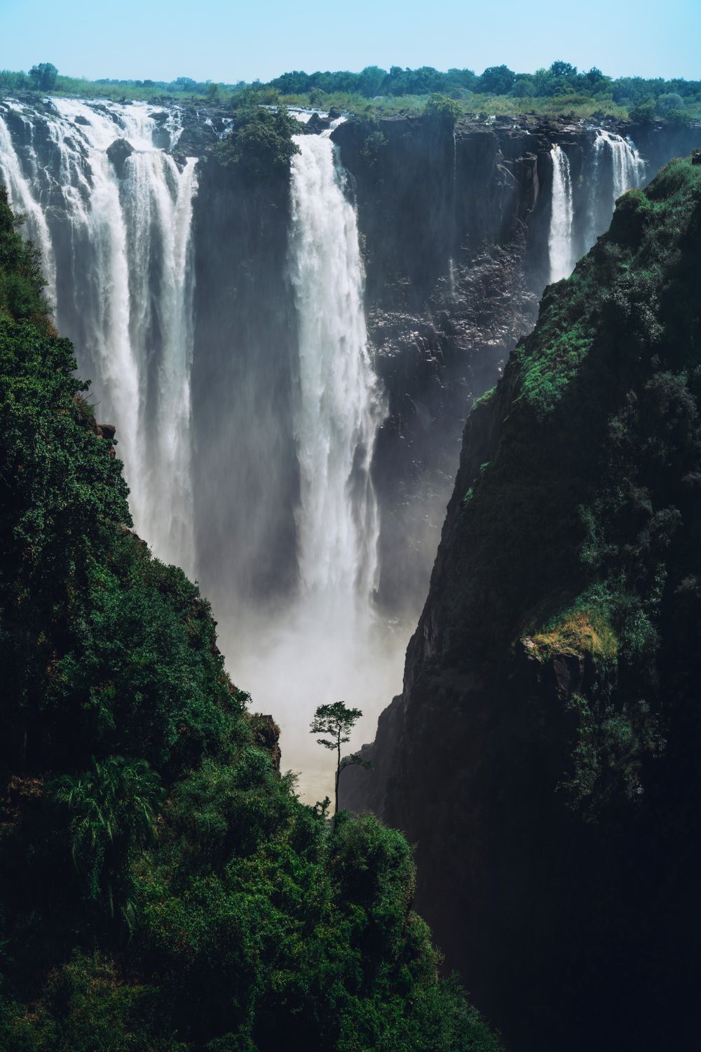 Caída vertical de las cataratas Victoria vista desde el cañón