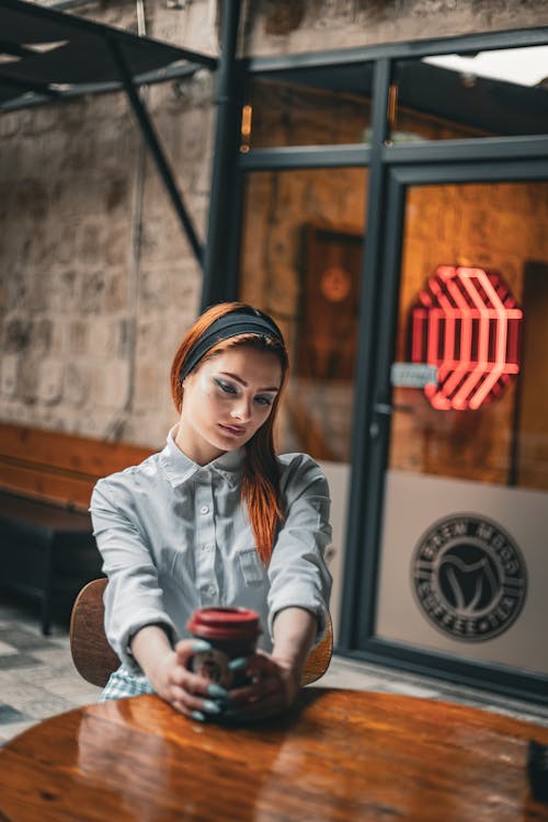 Fotos de stock gratuitas de cabello rojo, café, cafetería