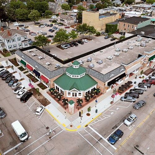 Free An aerial view of a parking lot and a building Stock Photo