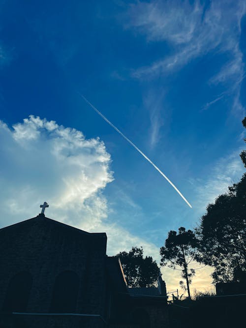 Foto profissional grátis de aeronave, céu azul, fotografia móvel