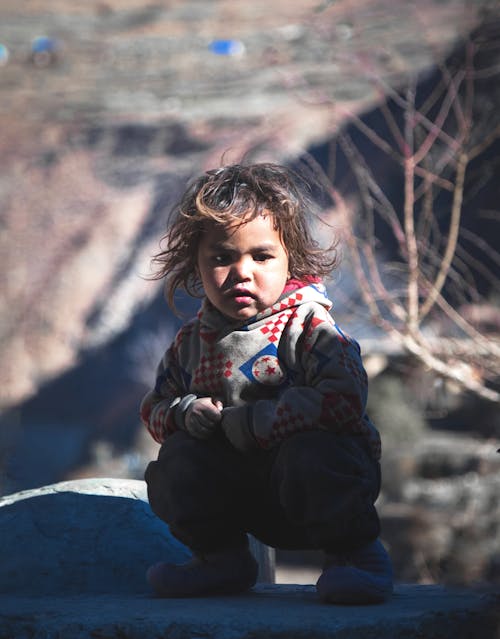 Immagine gratuita di bambino, capelli castani, fare squat