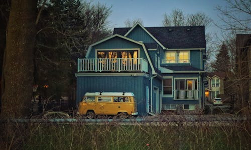 Foto profissional grátis de árvores, casa azul, cerca de metal