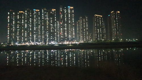 Immagine gratuita di appartamento, di notte, luci della città