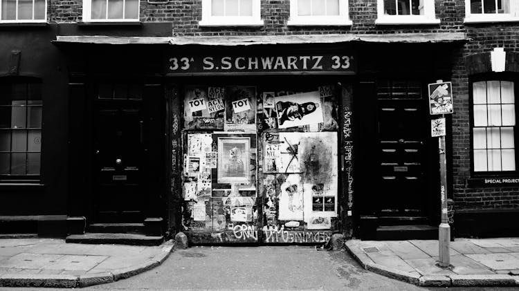 33 S.schwartz 33 In Grayscale Photography