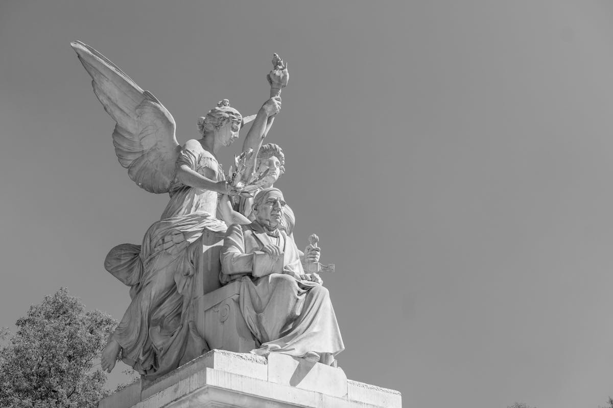 Elegant black and white photo of the Benito Juárez Hemicycle sculpture in Mexico City.