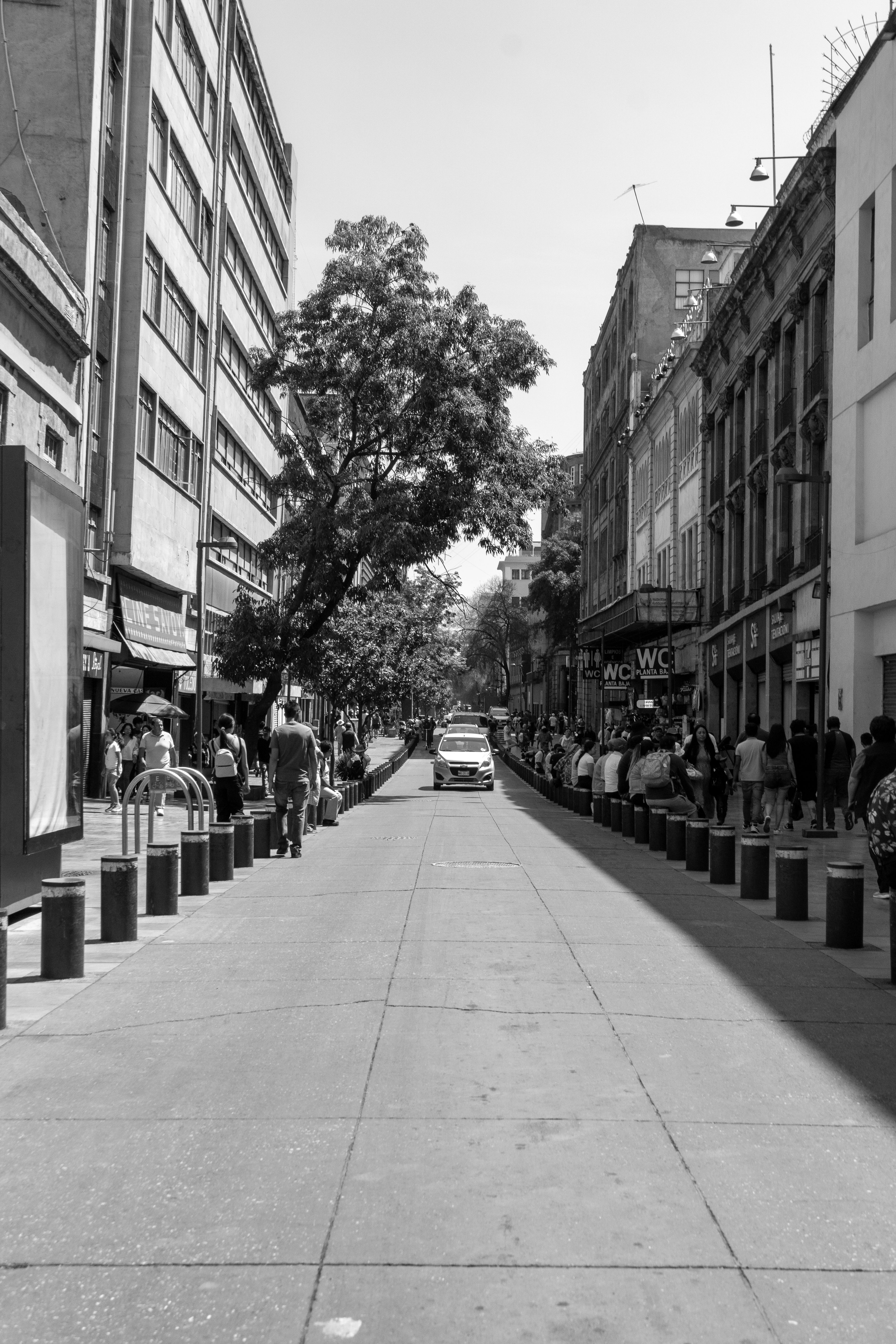 Fotomural Vista de la calle de la vida urbana de Ciudad de México con un coche central y edificios alineados.