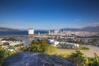 夏季，沿海城市的天际线在群山与海洋的映衬下，景色令人惊叹
