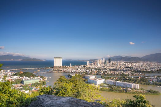 蔚蓝的天空下，令人惊叹的沿海城市鸟瞰图，展现了海洋天际线与城市建筑