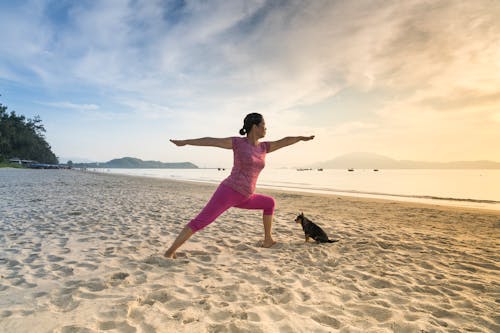 Wanita Berkemeja Pink Berpose Sambil Berdiri Di Pantai