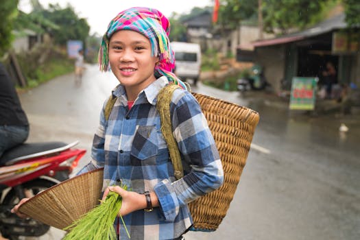 一名年轻的亚洲妇女戴着彩色头巾，提着柳条篮子，在乡村道路上微笑着