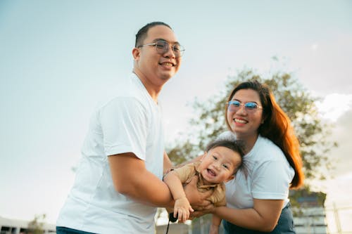 Foto profissional grátis de camisetas, casal, de pé