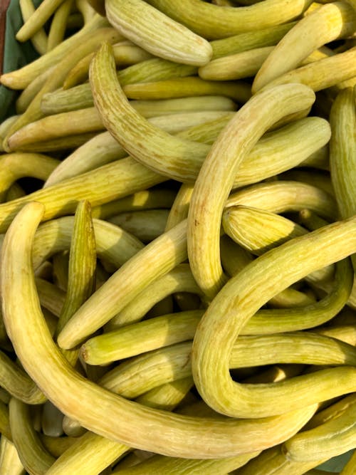 A pile of green beans on a table