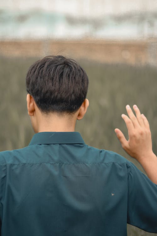 Uma Fotografia De Um Cara No Campo De Trigo 