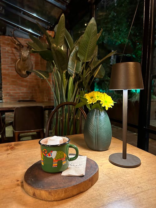 Photos gratuites de fleurs, grande tasse, lampe