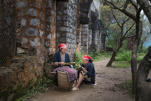 Foto Di Due Donne Sedute E Sorridenti