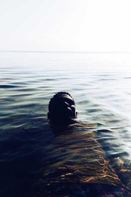 Фотография человека, плывущего по воде