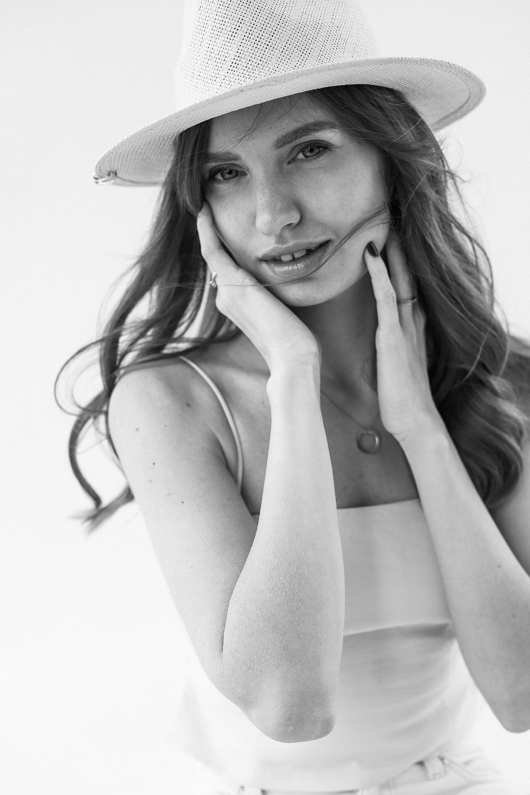Portrait of Woman in Hat in Black and White · Free Stock Photo