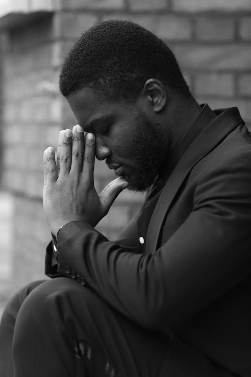 คลังภาพถ่ายฟรี ของ การทำสมาธิ, ขาวดำ, ชายผิวดำ