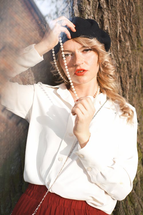 Бесплатное стоковое фото с белая блузка, блондинка, вертикальный выстрел