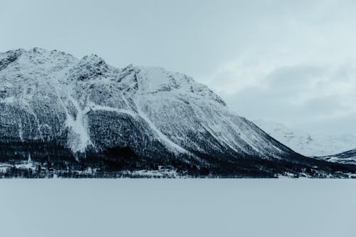 Free A snowy mountain range with a lake in the middle Stock Photo