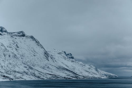 Free A snowy mountain range with a body of water in the middle Stock Photo