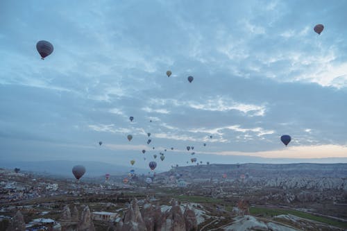 Gratis stockfoto met bergen, cappadocia, hete lucht ballonnen