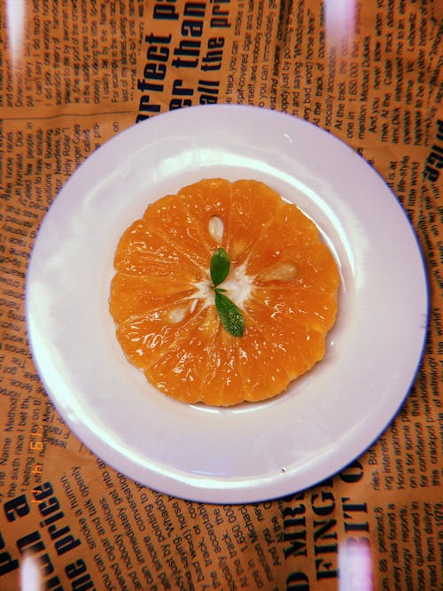무료 접시에 오렌지 과일 사진 스톡 사진