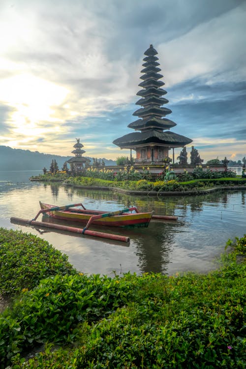 Kano Di Badan Air Dengan Latar Belakang Pagoda