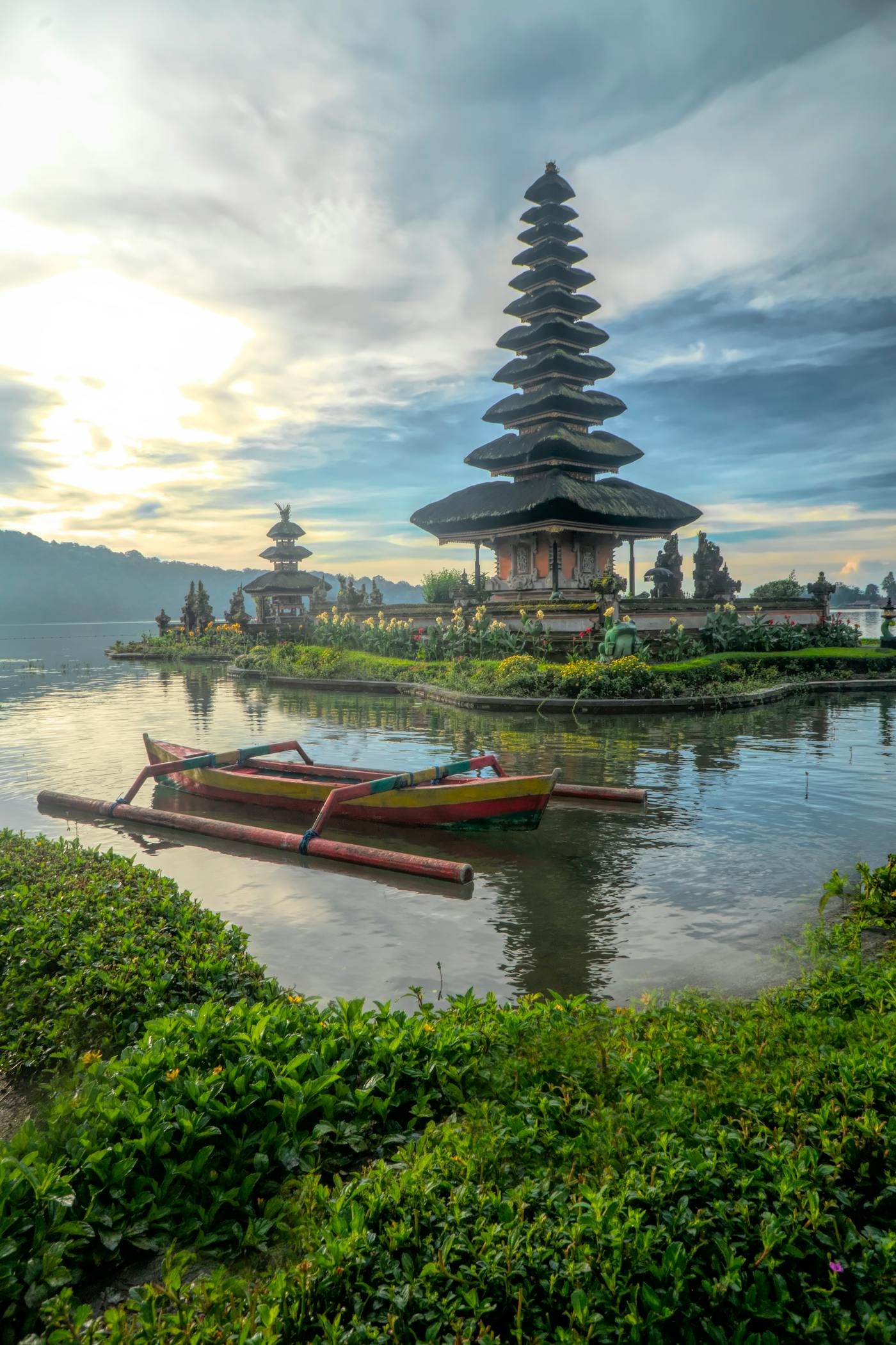 Templo Pura Ulun Danu Bratan en el lago con montañas, Bali
