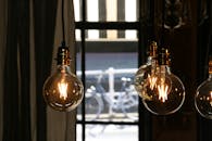 在舒适的室内环境中，老式灯泡的特写镜头投射出温暖的光芒