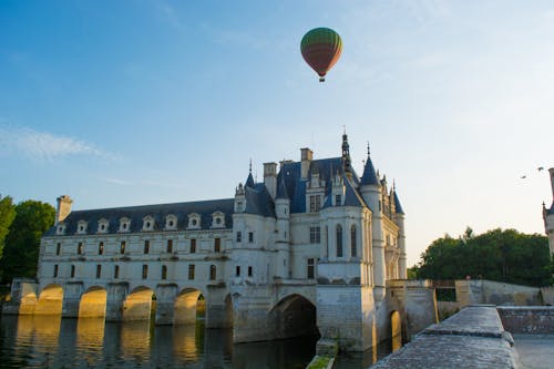 Darmowe zdjęcie z galerii z balon na gorące powietrze, pałac, rzeka