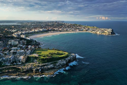 Fotografia Aerea Della Città Accanto Al Corpo D'acqua