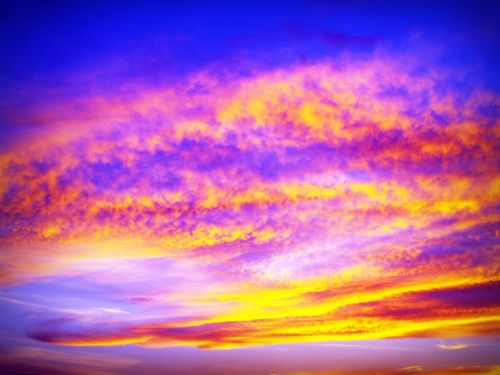 Free Stunning sunset with vibrant colors and dramatic cloud formations creating a serene atmosphere. Stock Photo
