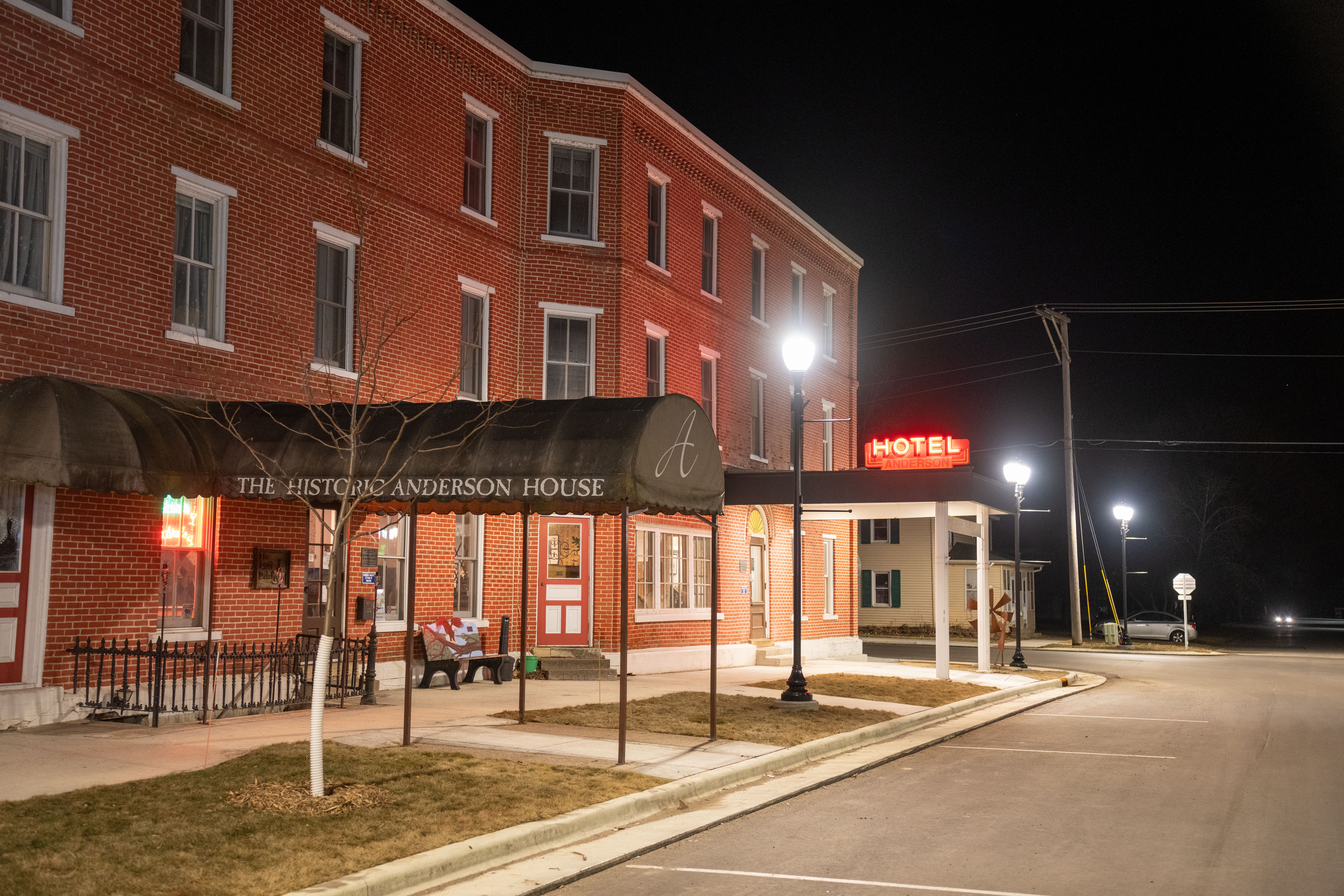 Night view of the Historic Anderson House Hotel in Wabasha, MN, with streetlights illuminating the scene.