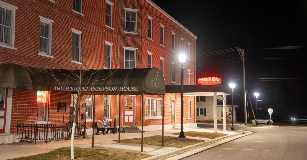 Night view of the Historic Anderson House Hotel in Wabasha, MN, with streetlights illuminating the scene.