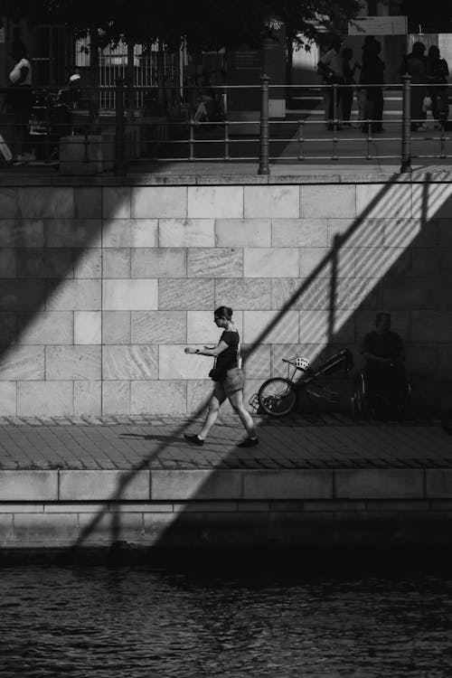 Foto profissional grátis de adulto, agrupar, andando