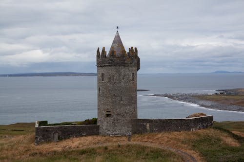 Foto profissional grátis de castelo doonagore, construção, costa