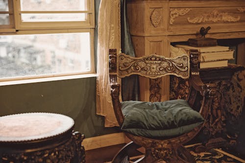 棕色木制扶手椅