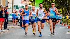 马拉松运动员在户外比赛中的生动场景展现了男性的运动耐力