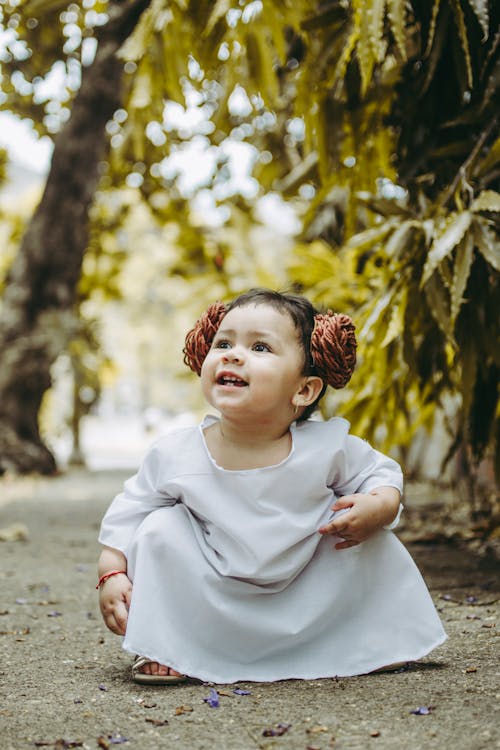 Criança Pequena Sentada No Chão