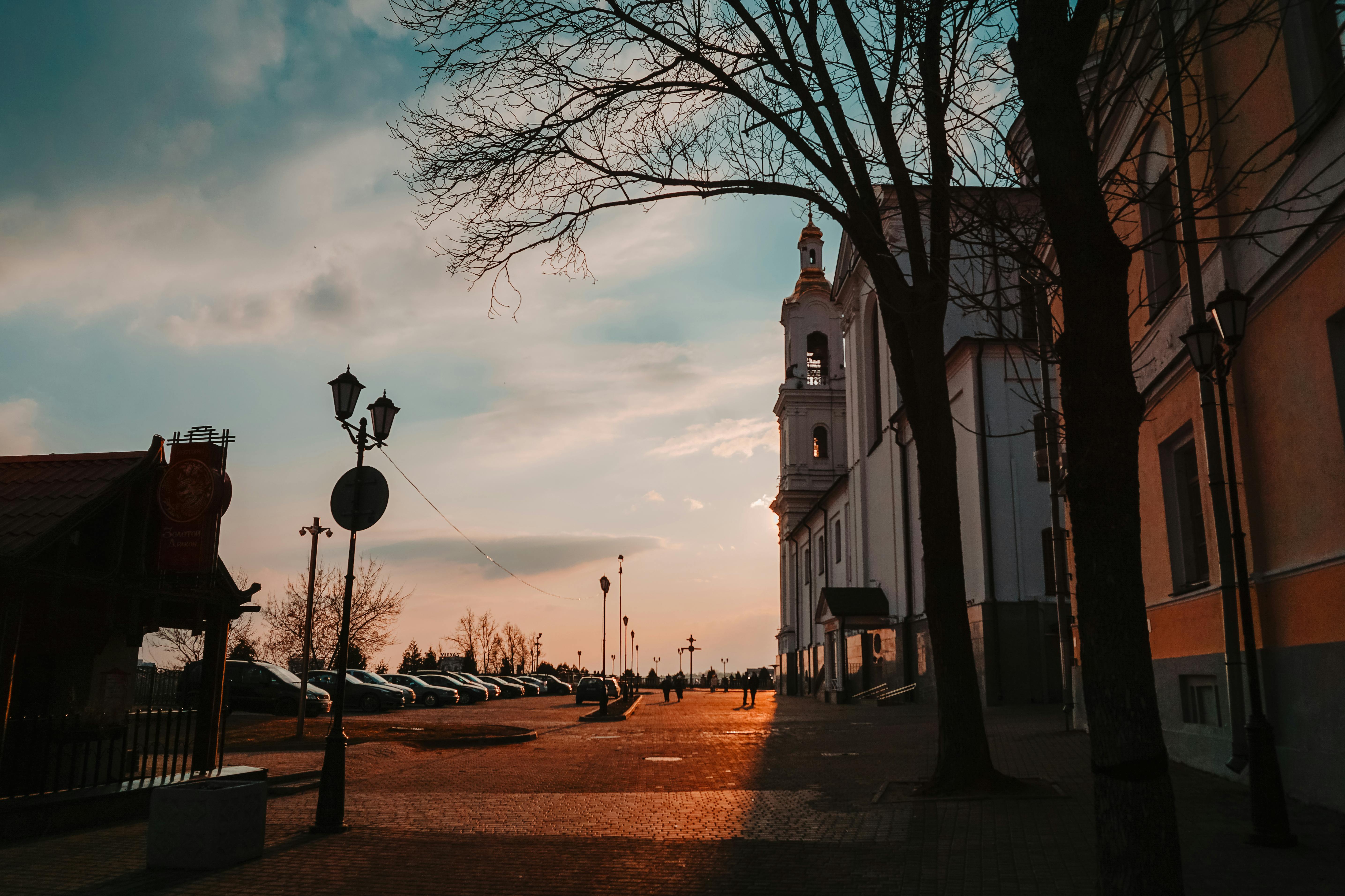 白俄罗斯维捷布斯克一座历史悠久的教堂与街道上，令人惊叹的日落捕捉到了这座城市的宁静