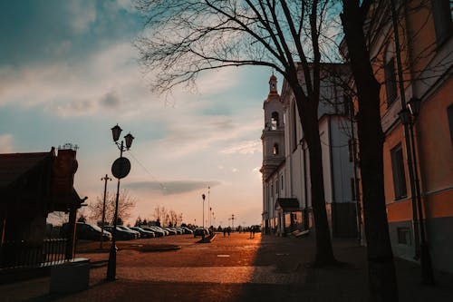 Gedung Bertingkat Di Bawah Awan Putih