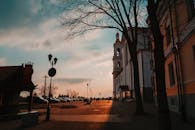 白俄罗斯维捷布斯克一座历史悠久的教堂与街道上，令人惊叹的日落捕捉到了这座城市的宁静