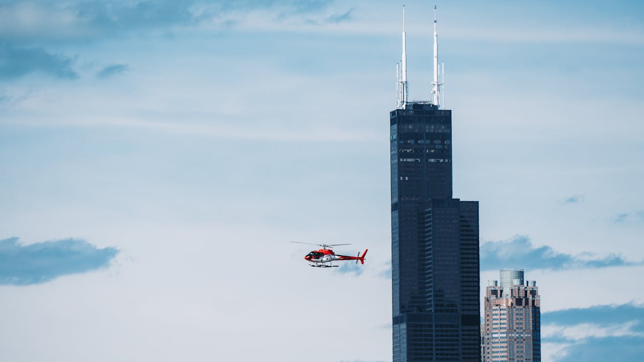 Fotografia Lapso De Tempo De Helicóptero Com Fundo De Edifício Alto