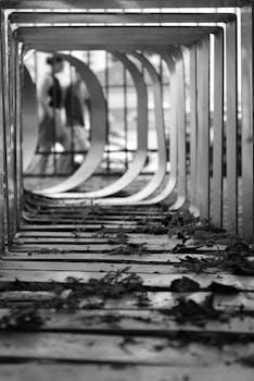 通过金属建筑捕捉圣保罗灰度城市场景的深度