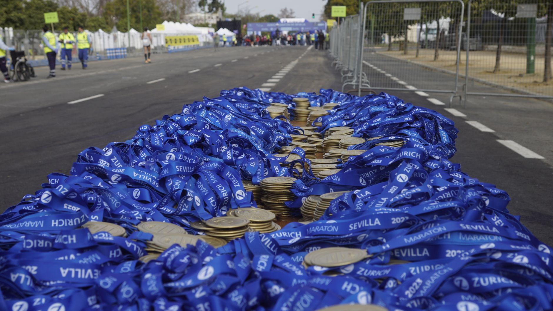 Sidney Maratonu madalyası ve üzerindeki stadyum görseli.