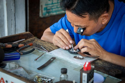 Gratis stockfoto met aziatische kerel, horloge, horlogemaker