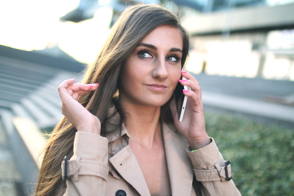 Mulher Segurando Um Smartphone Android Branco