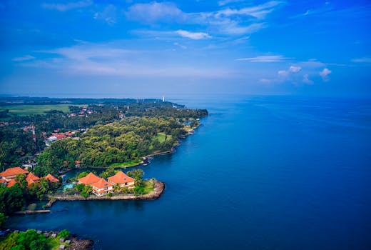 印度尼西亚万丹的鸟瞰图令人惊叹，展现了郁郁葱葱的绿色植被、蓝色的海洋和蜿蜒的海岸线